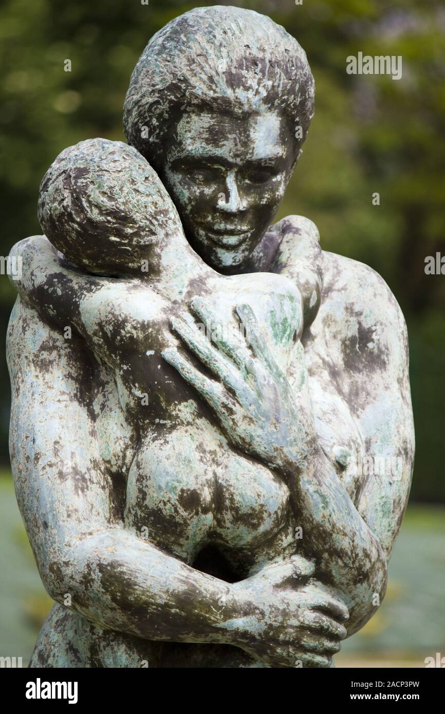 Statue de femme tenant un enfant Photo Stock - Alamy