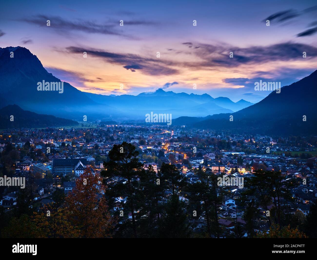 Vue de la Zugspitze Garmisch-Partenkirchen et le soir au coucher du soleil en automne Banque D'Images