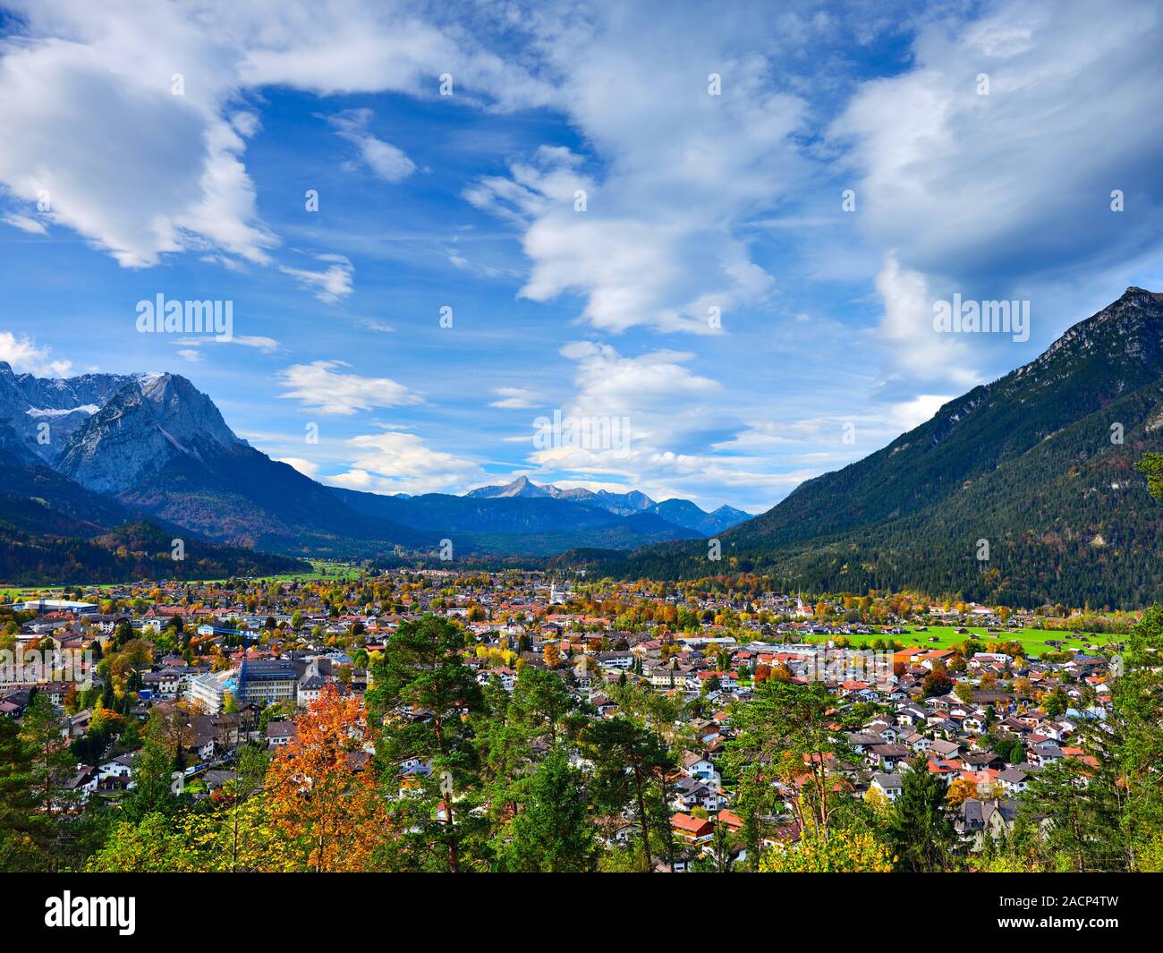 Vue de la ville Garmisch-Partenkirchen avec nuages et ciel bleu à l'automne Banque D'Images