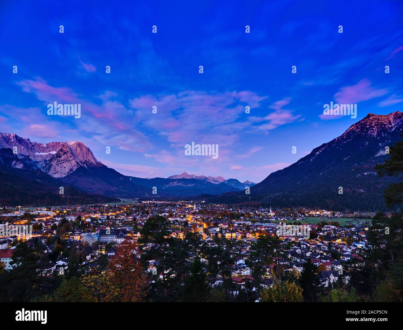 Vue de la Zugspitze Garmisch-Partenkirchen et le matin au lever du soleil en automne Banque D'Images