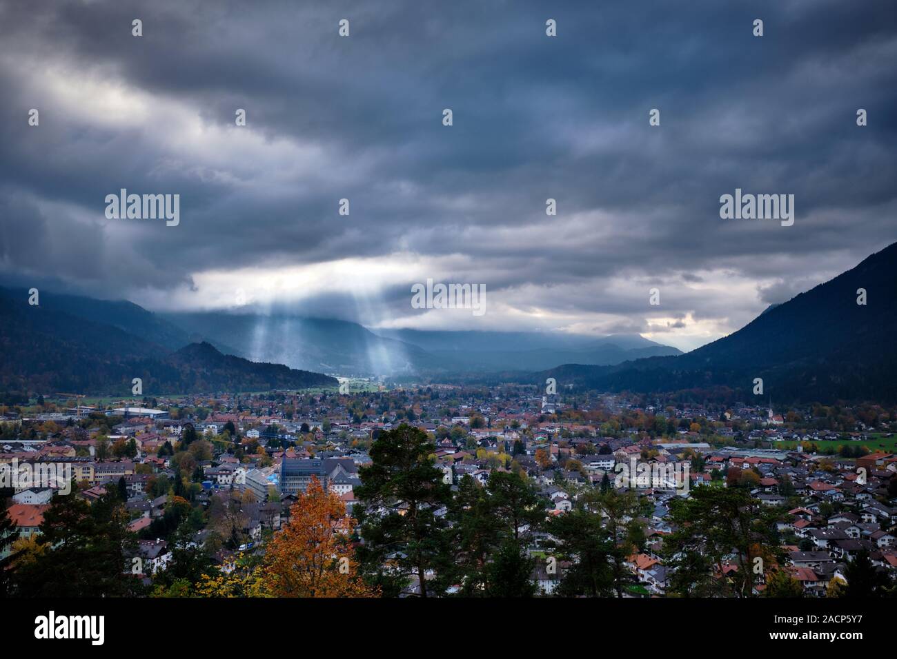 Vue de Garmisch-Partenkirchen en Bavière, Allemagne, avec des nuages et des rayons de soleil sur une journée nuageuse en automne Banque D'Images