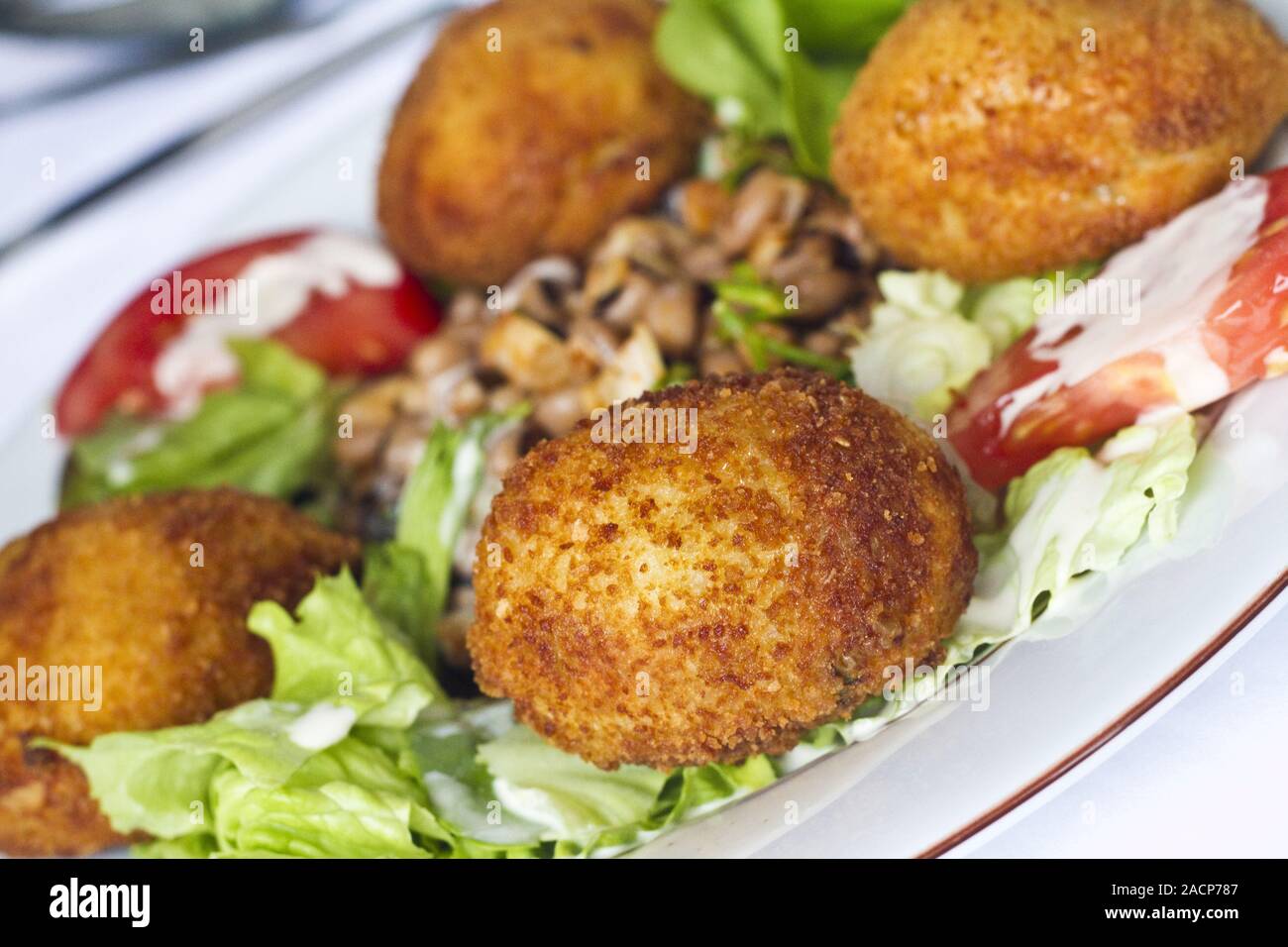 Nuggets de poulet avec salade Banque D'Images