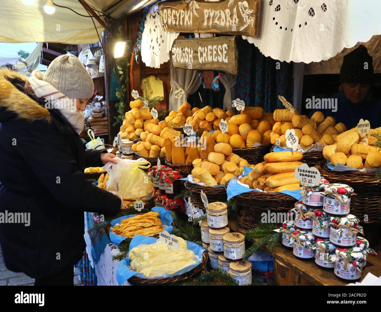 Cracovie. Cracovie. Pologne.rue annuelle de Noël juste à la place du marché principal. Un stand avec fromage polonais traditionnels, principalement du mouton. Banque D'Images