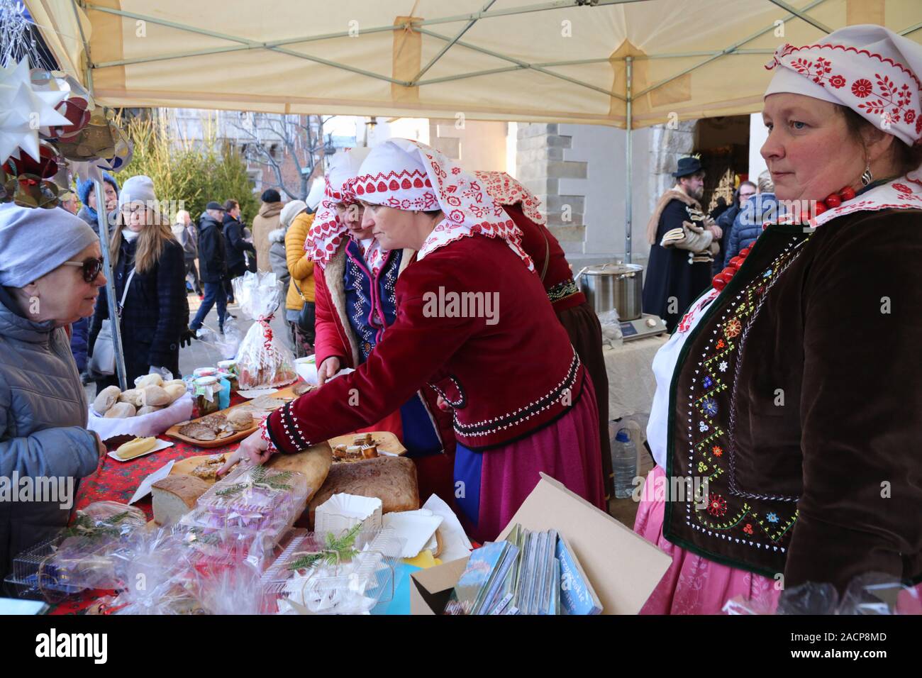 Cracovie. Cracovie. Pologne.rue annuelle de Noël juste à la place du marché principal. Les femmes dans les costumes traditionnels au stand de nourriture. Banque D'Images