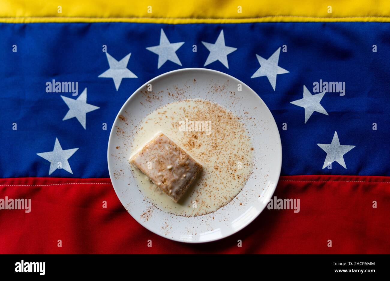 Tres Leches Sur Le Dessus De Gateau Un Drapeau Venezuelien Venezuelienne Traditionnelle Dessert Avec Le Lait Et La Cannelle En Poudre Symbole De L Amerique Latine Traditionnelle Photo Stock Alamy