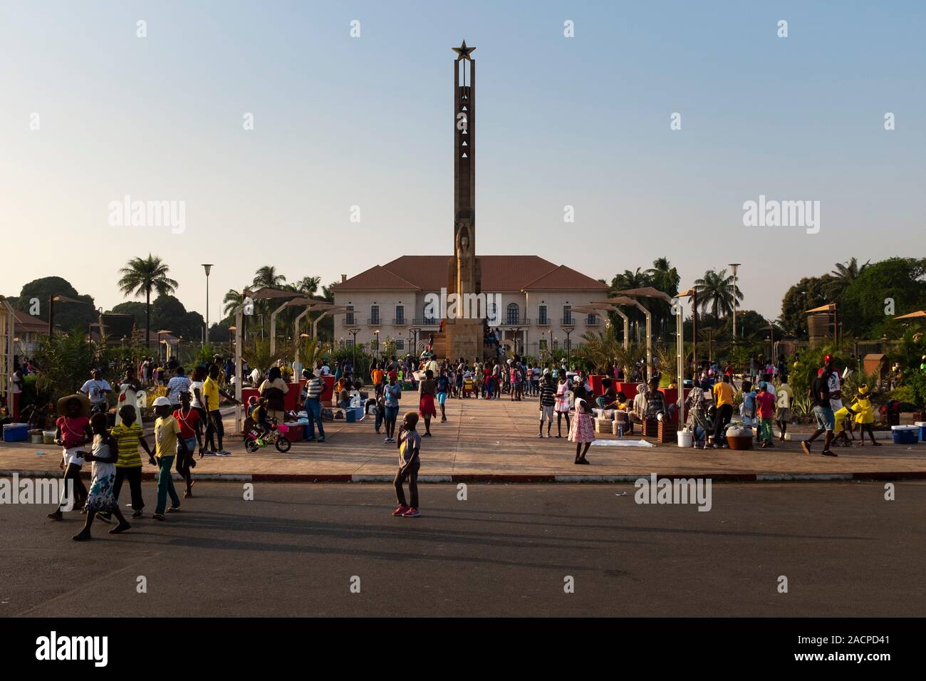 Bissau, République de Guinée-Bissau - Février 10, 2018 : scène de rue dans la ville de Bissau avec les gens de la Praça dos Herois Nacionais, dans Guinea-Bis Banque D'Images