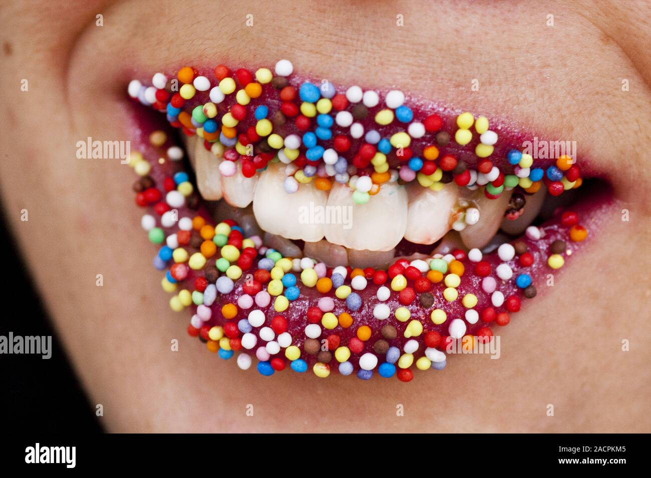 Bonbons colorés sur les lèvres rouge Banque D'Images