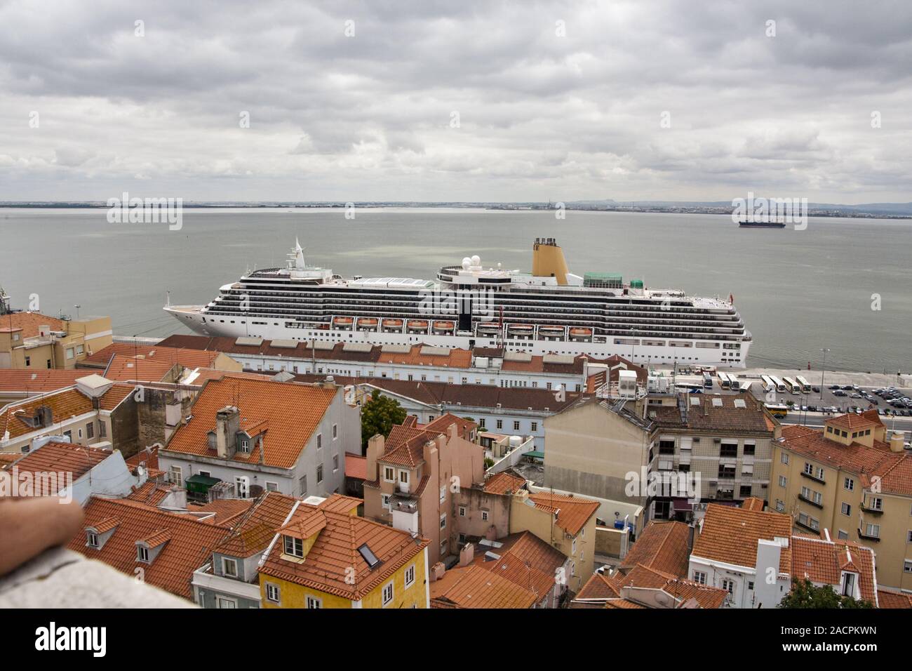 Grand navire sur Ville Banque D'Images