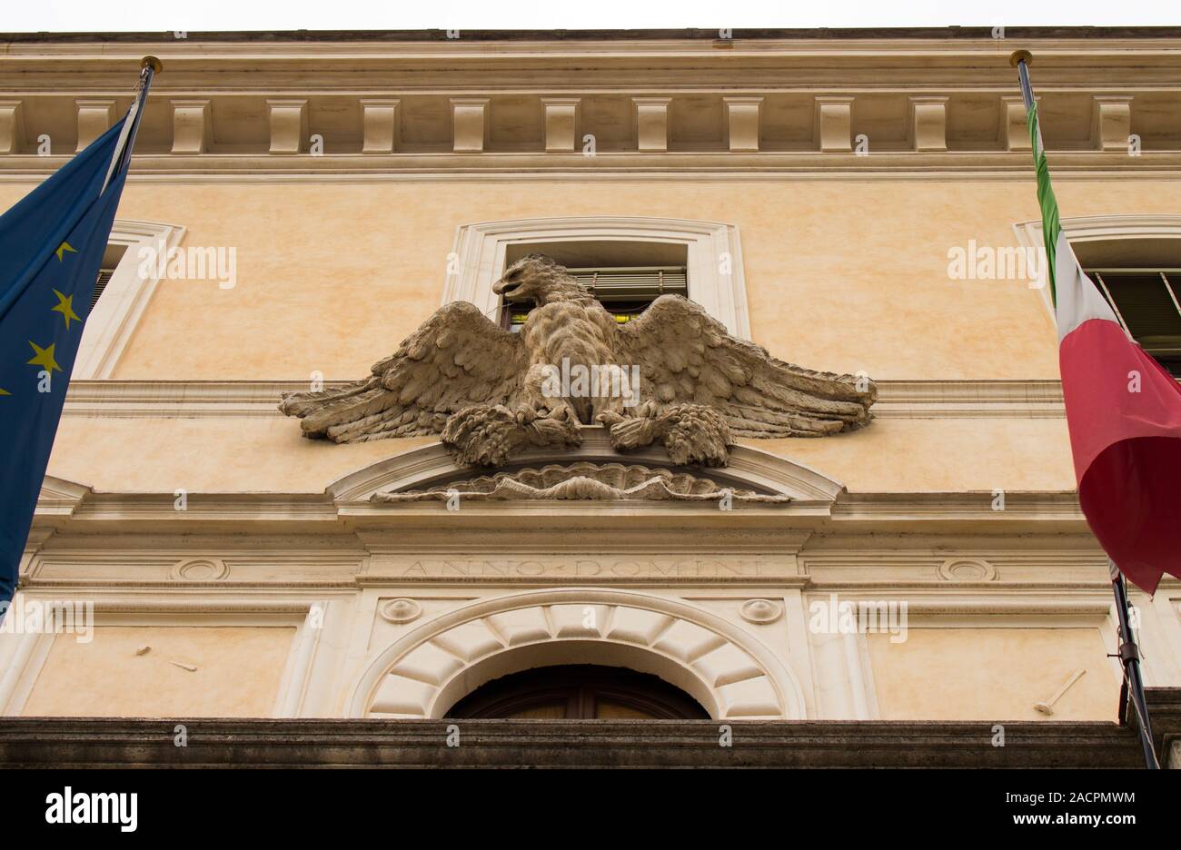 Façade d'un immeuble à Rome, vue de l'aigle à côté de l'Italie et de l'Europe drapeaux Banque D'Images