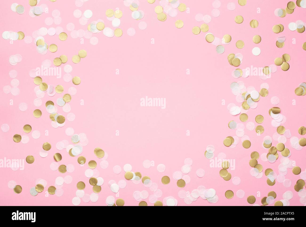 Confettis En Papier Rose Pale Blanc Et Dore Sur Fond Rose Pastel Vue Du Dessus Selective Photo Stock Alamy Confettis En Papier Rose Pale Blanc Et Dore Sur Fond Rose Pastel Vue Du Dessus Selective Photo Stock Alamy