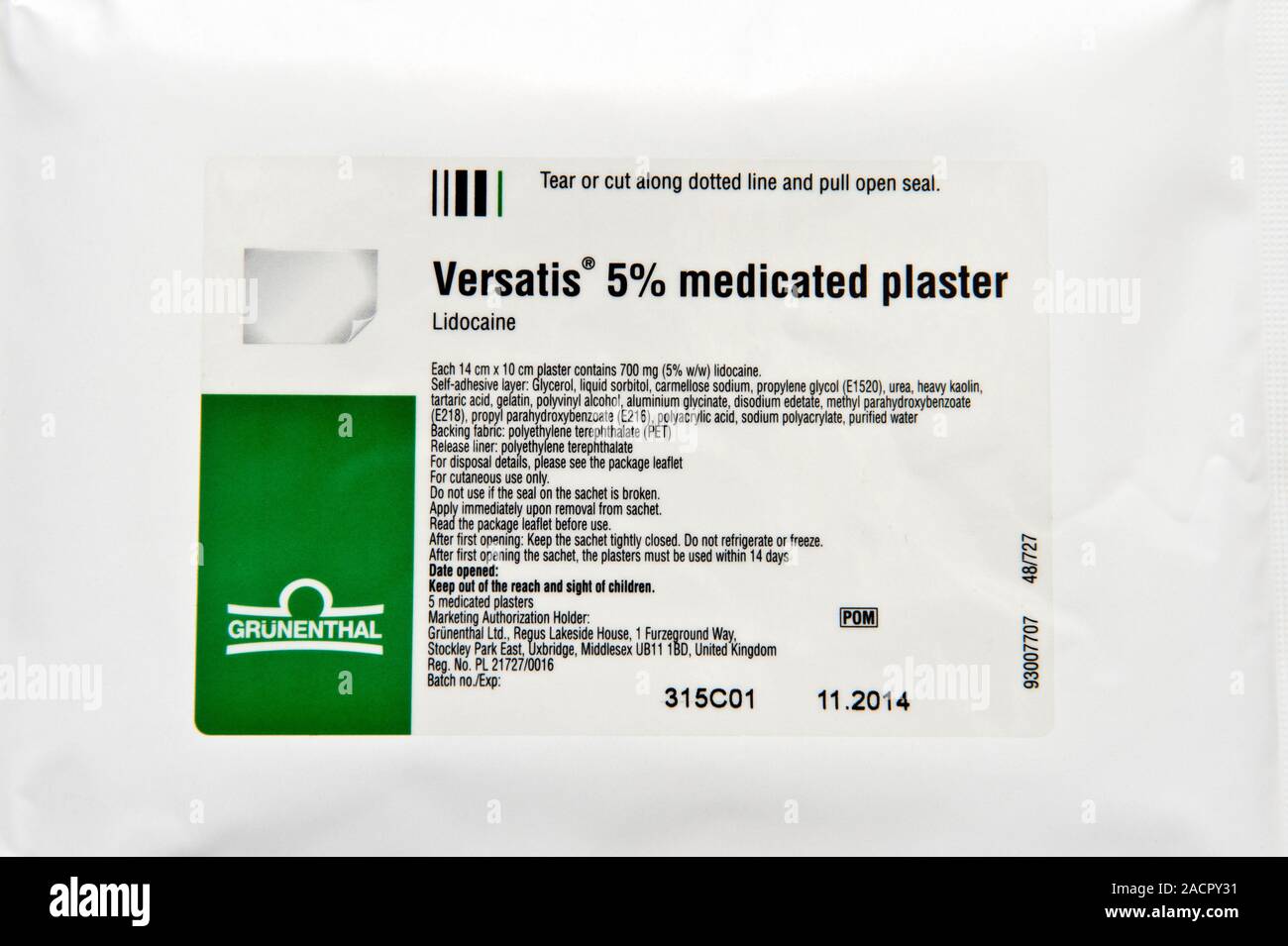 Versatis le pansement médicamenteux contenant l'ingrédient actif est la  lidocaïne (anesthésique local), utilisé pour traiter les douleurs nerveuses  à la suite de zona (post-herpétique Photo Stock - Alamy