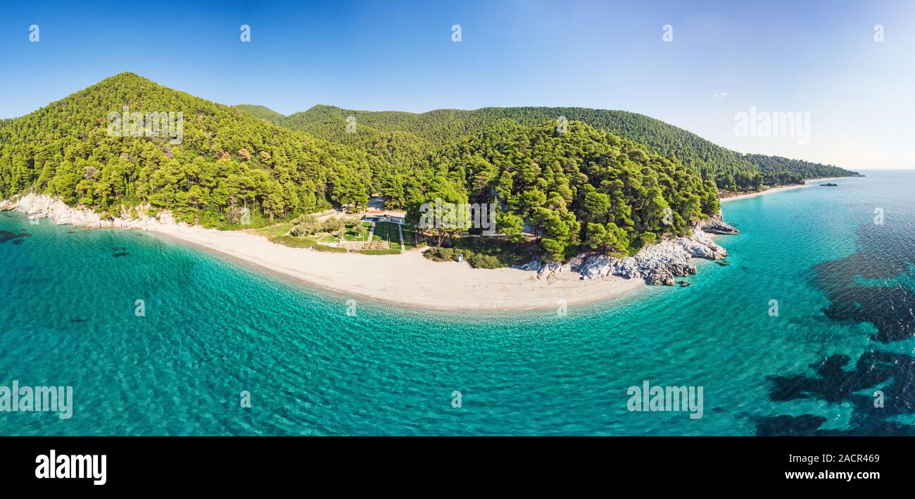 Les plages de Milia et Kastani Skopelos island de drone, Grèce Banque D'Images