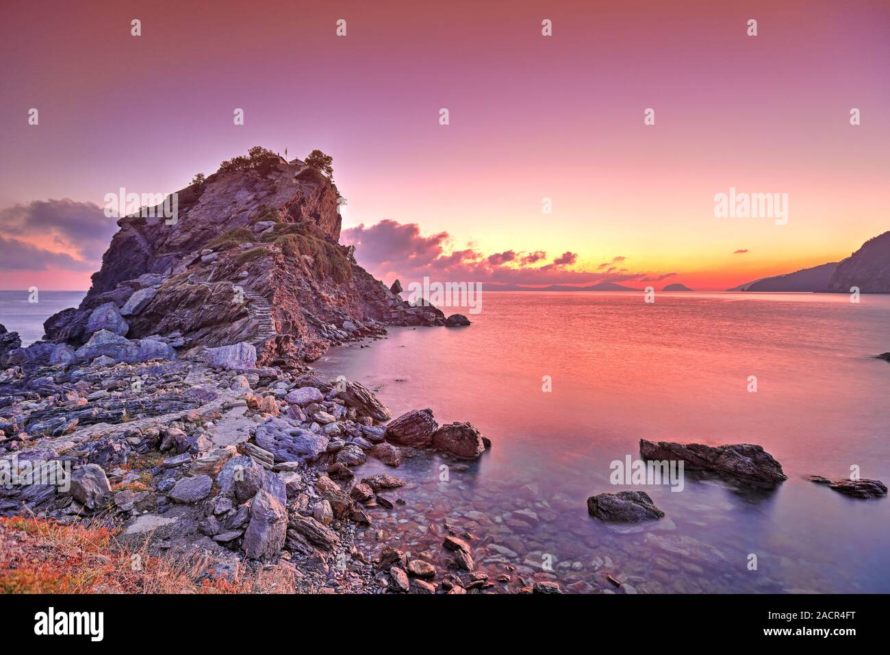 Le lever du soleil à Agios Ioannis Kastri de île de Skopelos, Grèce Banque D'Images