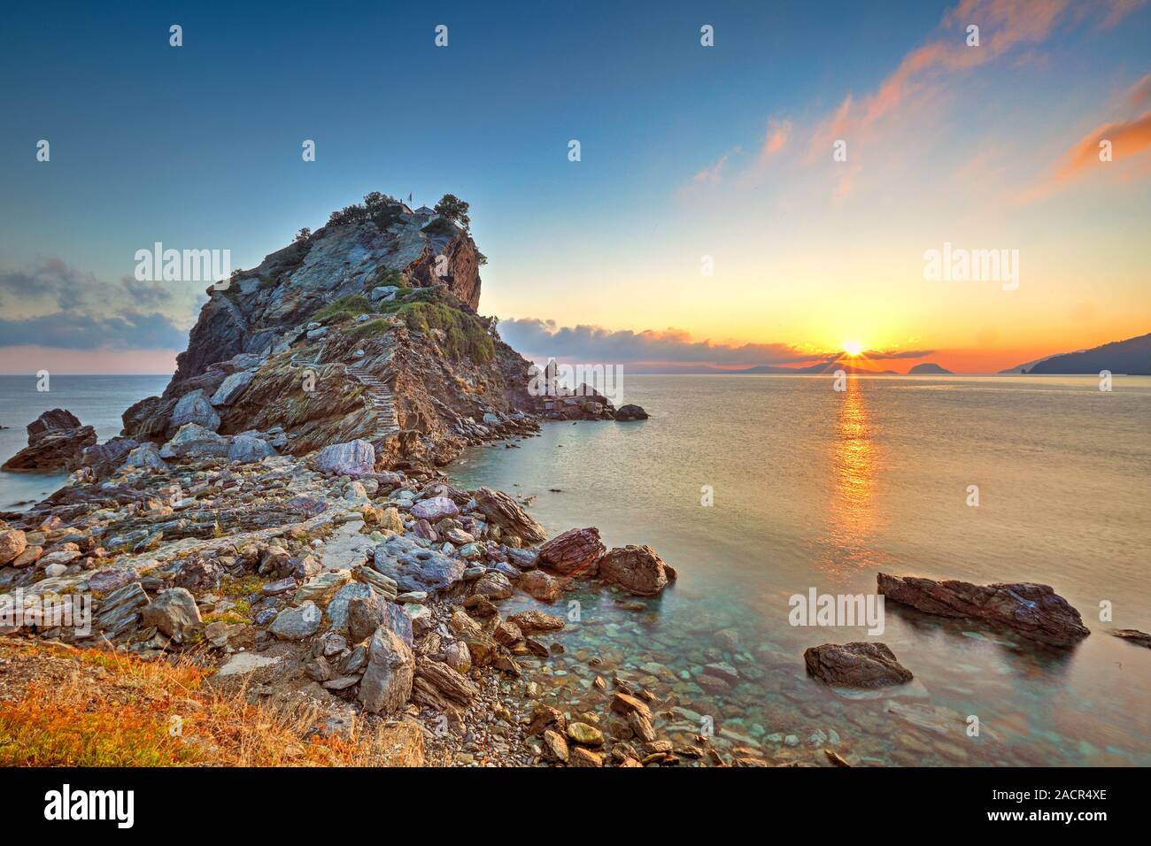 Le lever du soleil à Agios Ioannis Kastri de île de Skopelos, Grèce Banque D'Images