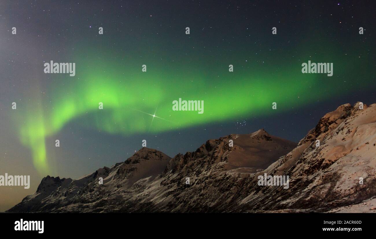 Aurora Borealis. Voir des aurores boréales sur les montagnes, avec la  planète Jupiter (clair) et l'étoiles des Pléiades (le Sev Photo Stock -  Alamy