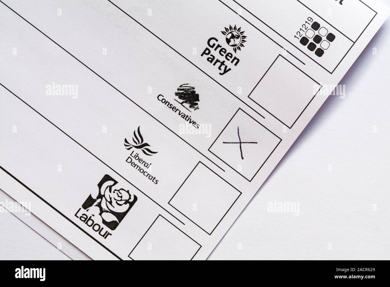 Partis pour l'ouest de Bournemouth candidat circonscription le bulletin de vote pour l'élection générale 2019 parlementaire au Royaume-Uni X contre conservateurs votant vote Banque D'Images