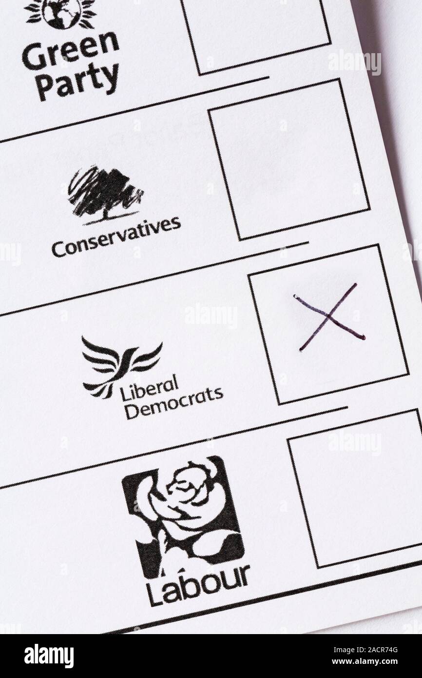 Partis pour l'ouest de Bournemouth candidat circonscription le bulletin de vote pour l'élection générale 2019 parlementaire au Royaume-Uni - X contre le vote des démocrates libéraux Banque D'Images