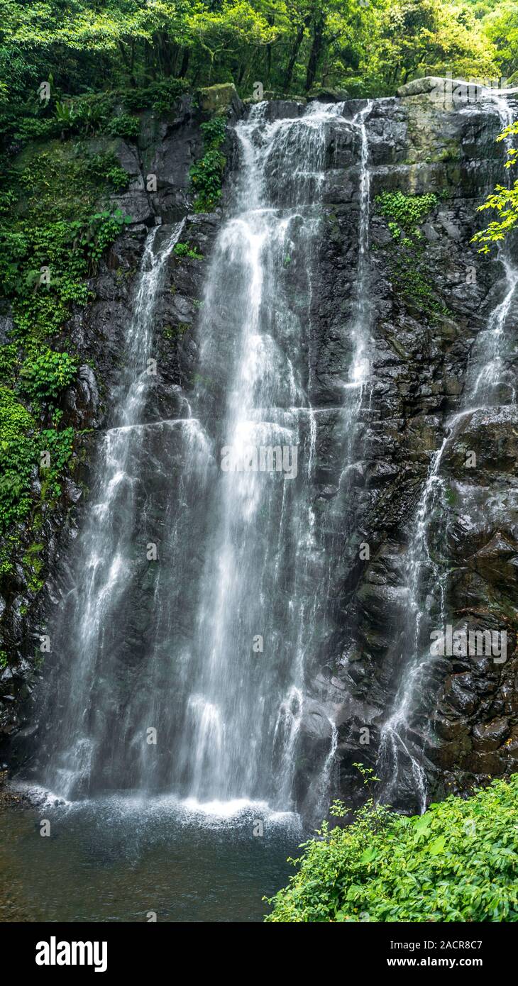 Une beauté naturelle paysage cascade dans la montagne de Taïwan. Vue sur la belle nature paysage de forêt tropicale. Dans les cascades de la rivière pour Banque D'Images