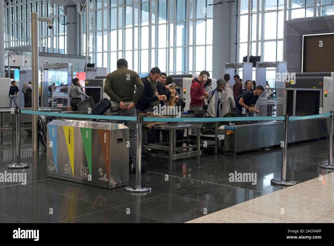 Les passagers placent leurs bagages à travers des équipements de contrôle de rayons X à un poste de contrôle de sécurité avant d'entrer dans le terminal du nouvel aéroport international principal d'Istanbul situé dans le quartier d'Arnavutköy, du côté européen d'Istanbul. Turquie Banque D'Images