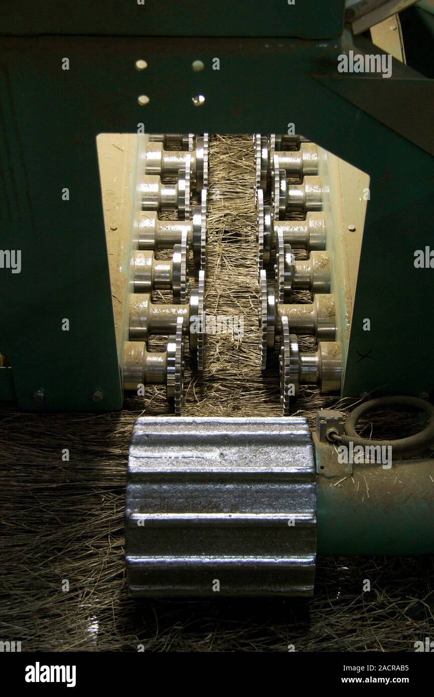 Fabrication de linge. Machines pour le broyage du lin le teillage la ligne  de la Terre de lin , usine, Saint Pierre le Viger, France Photo Stock -  Alamy