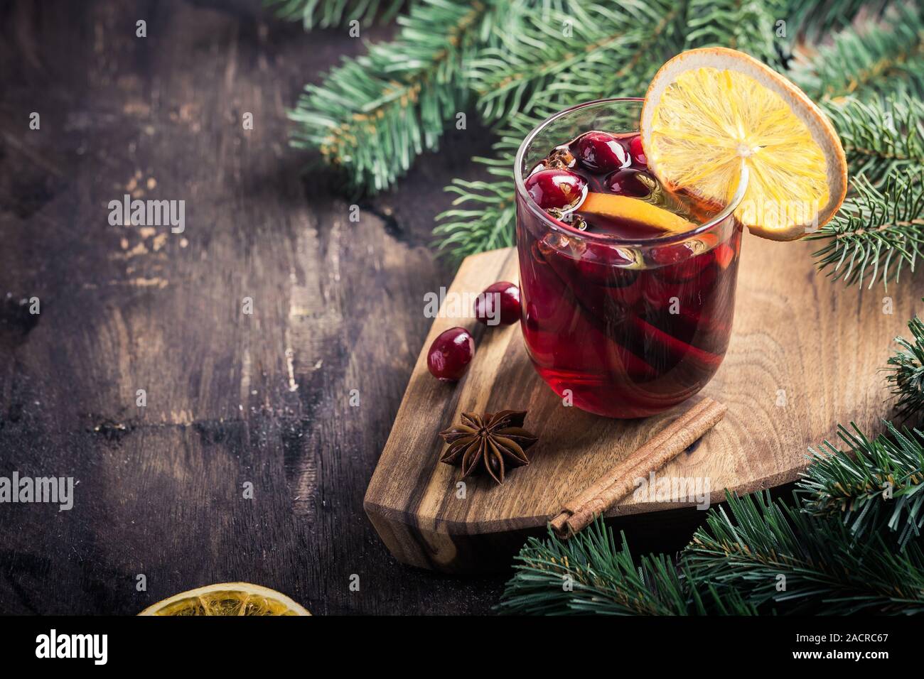 Vin chaud de Noël. Boisson festive traditionnelle avec décorations et sapin/ Banque D'Images