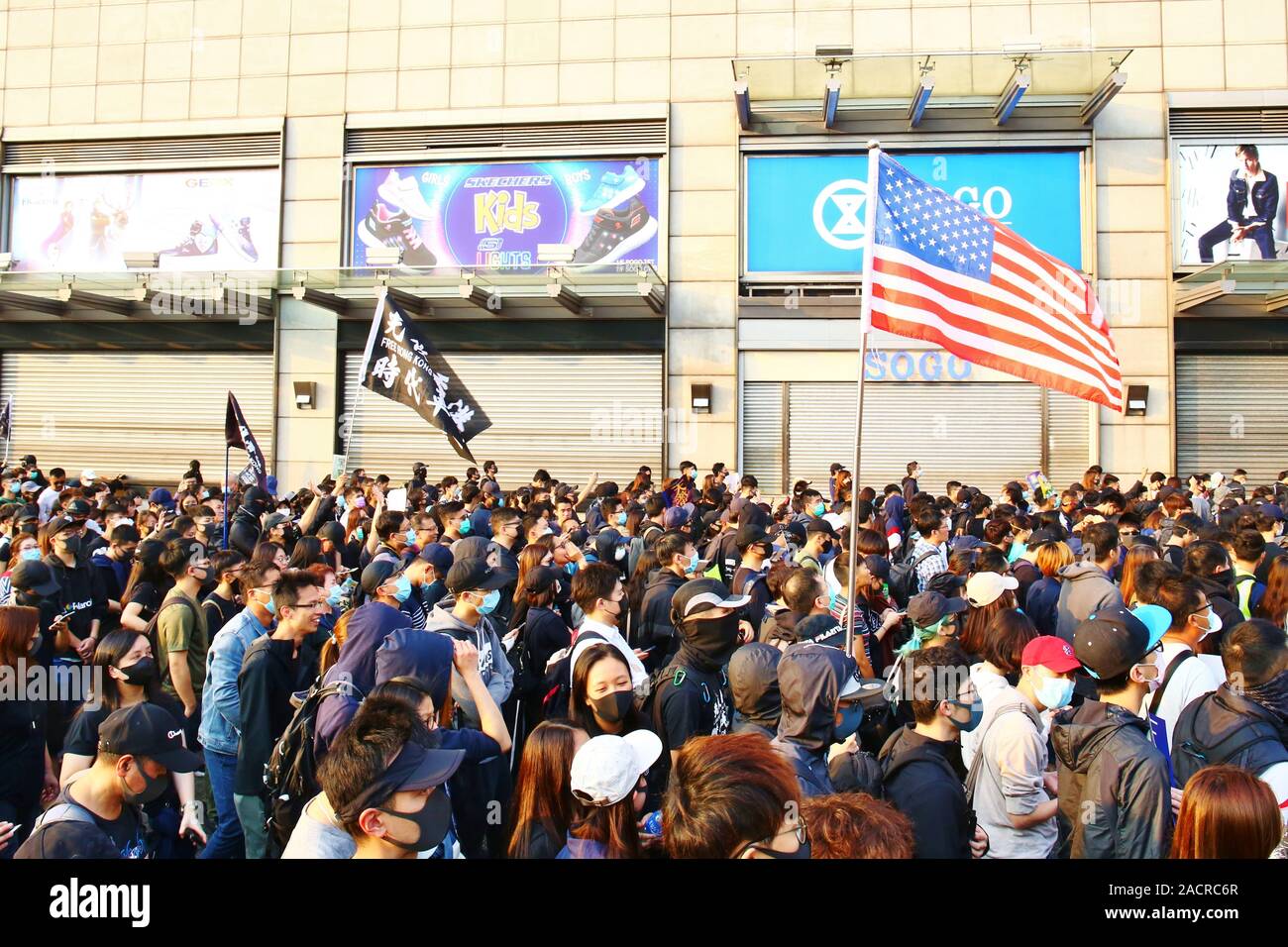 Hong Kong, Chine. 01er décembre 2019. Des milliers de manifestants pro-démocratie inscrivez-vous la marche pacifique de Tsim Sha Tsui à Hung Hom. Banque D'Images
