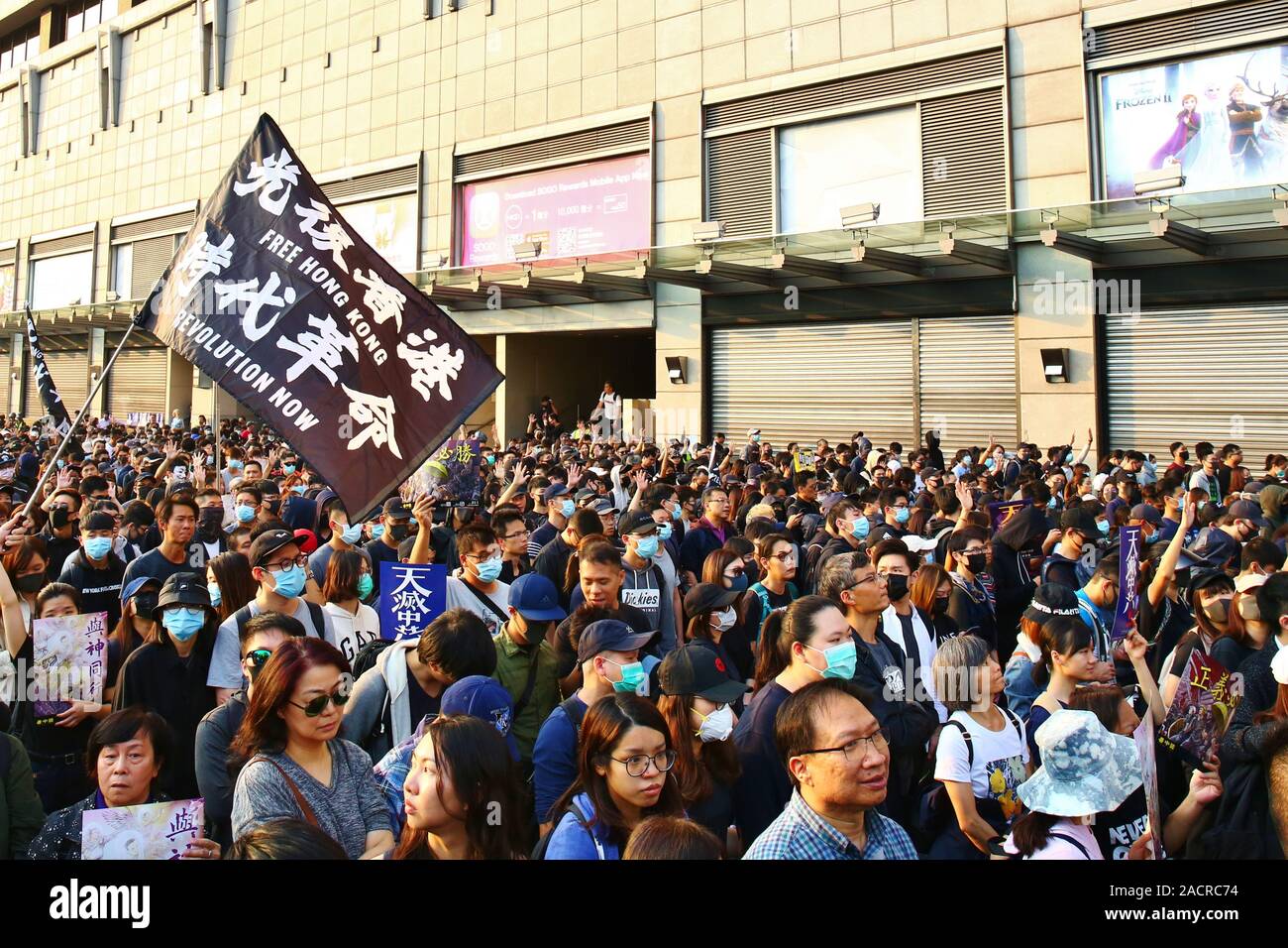Hong Kong, Chine. 01er décembre 2019. Des milliers de manifestants pro-démocratie inscrivez-vous la marche pacifique de Tsim Sha Tsui à Hung Hom. Banque D'Images