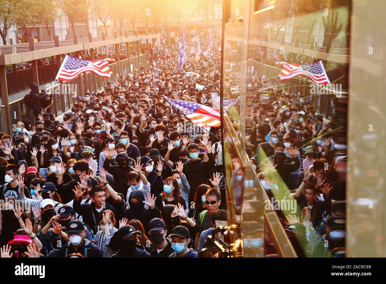 Hong Kong, Chine. 01er décembre 2019. Des milliers de manifestants pro-démocratie inscrivez-vous la marche pacifique de Tsim Sha Tsui à Hung Hom. Banque D'Images