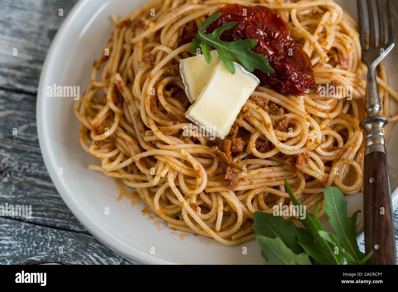 Les pâtes italiennes avec pesto aux tomates séchées et fromage brie Banque D'Images