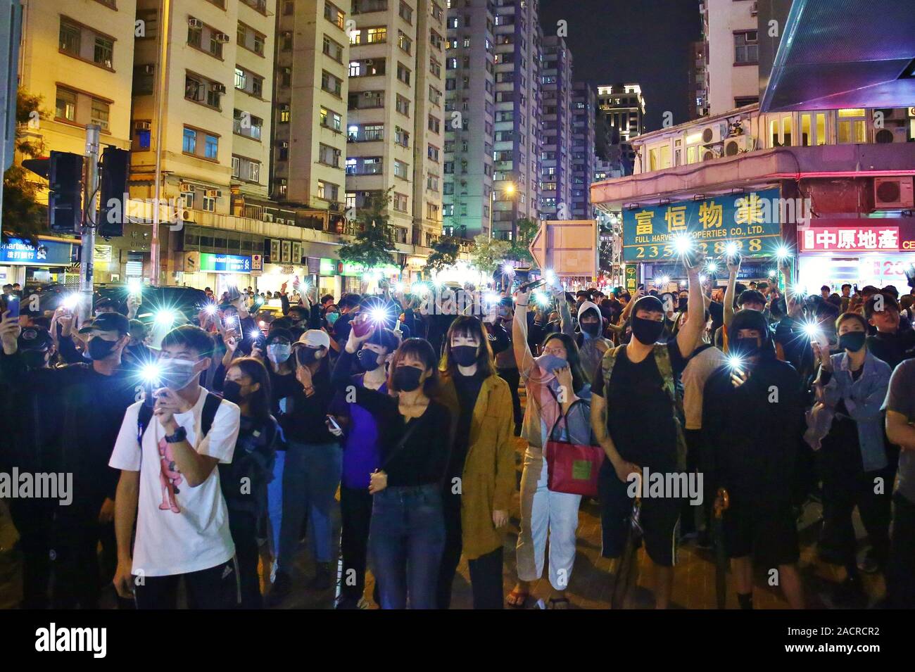 Hong Kong, Chine. 01er décembre 2019. Des milliers de manifestants pro-démocratie inscrivez-vous la marche pacifique de Tsim Sha Tsui à Hung Hom. Banque D'Images