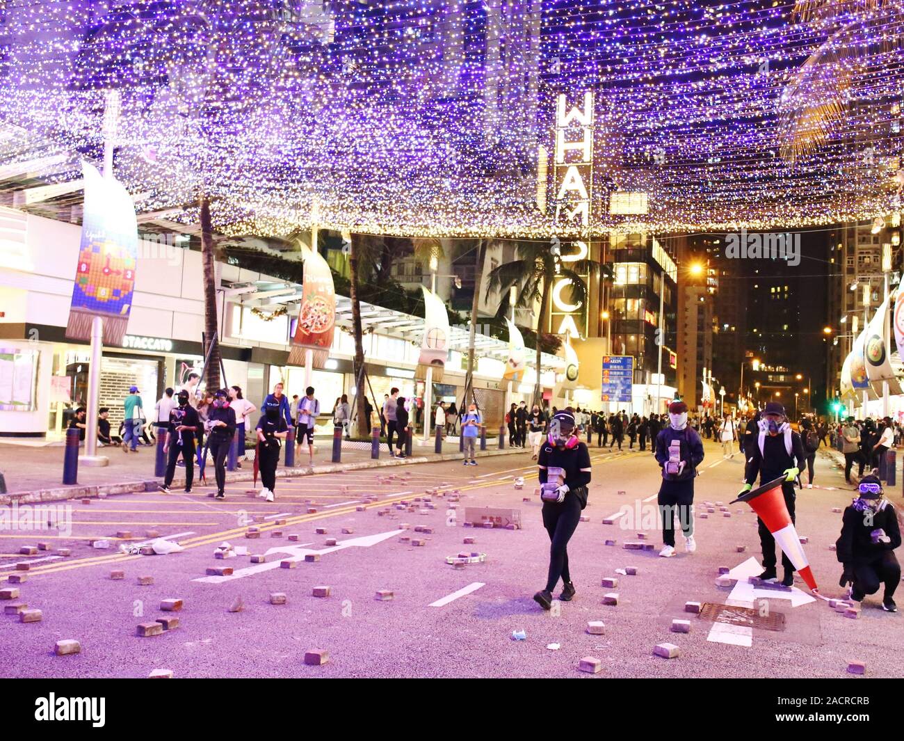 Hong Kong, Chine. 01er décembre 2019. Des milliers de manifestants pro-démocratie inscrivez-vous la marche pacifique de Tsim Sha Tsui à Hung Hom. Plus tard, des affrontements éclatent à Whampoa et Mongkok où la police de déployer des gaz lacrymogènes et nettoyer des barrages routiers mis en place par les manifestants. Banque D'Images