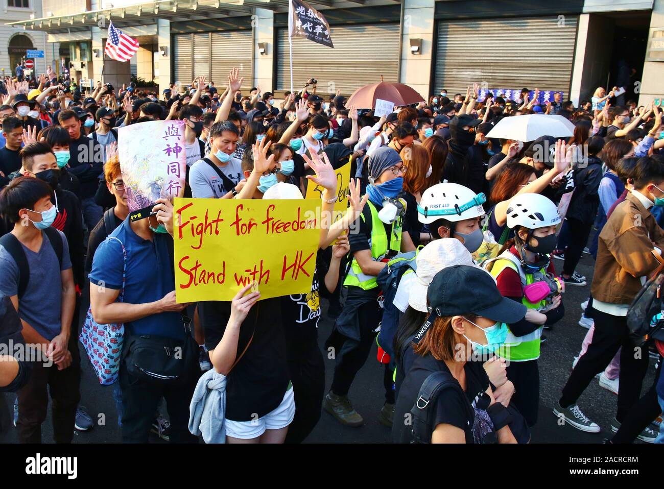 Hong Kong, Chine. 01er décembre 2019. Des milliers de manifestants pro-démocratie inscrivez-vous la marche pacifique de Tsim Sha Tsui à Hung Hom. Banque D'Images
