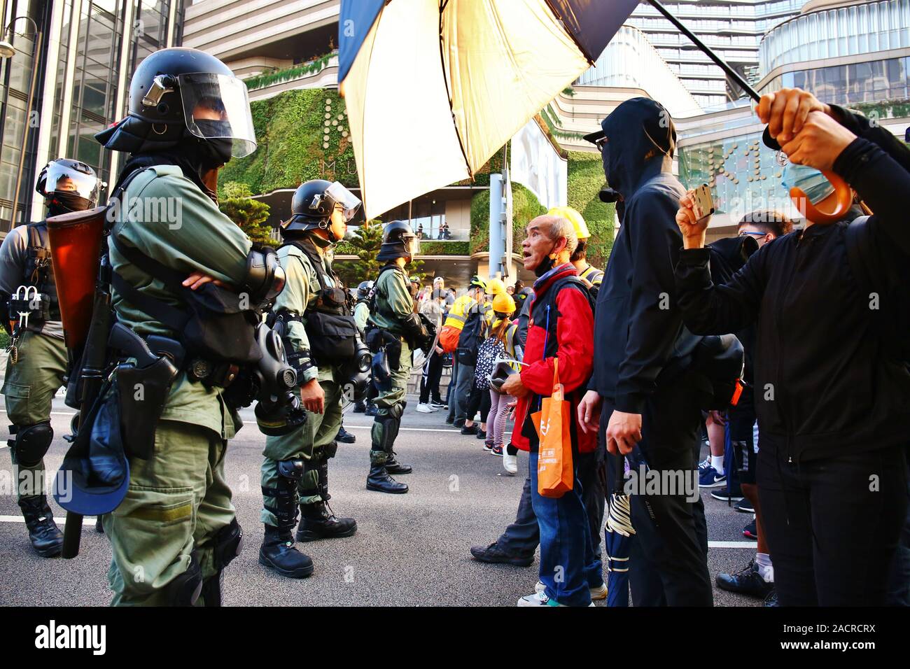 Hong Kong, Chine. 01er décembre 2019. Des milliers de manifestants pro-démocratie inscrivez-vous la marche pacifique de Tsim Sha Tsui à Hung Hom. Banque D'Images
