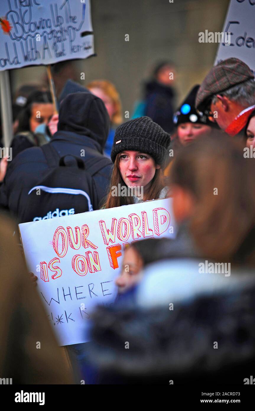 Les jeunes contestataires du changement climatique un vendredi après-midi à St Peter's Square, Manchester, Royaume-Uni Banque D'Images