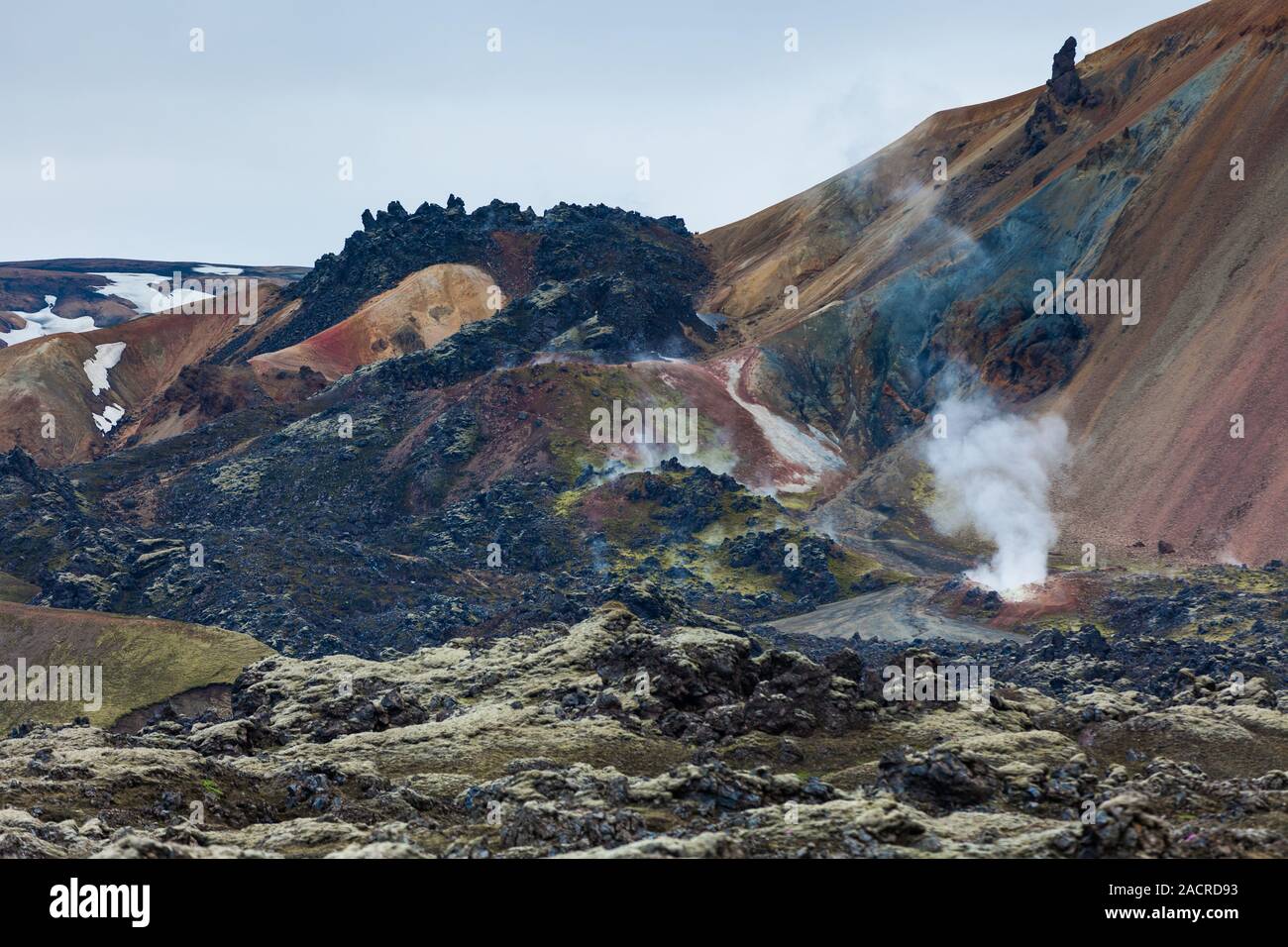 Montagnes et champ de lave sur l'Islande Banque D'Images