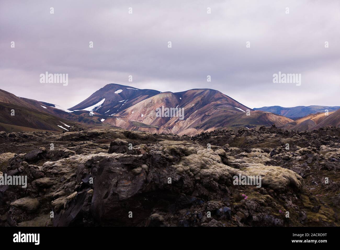 Montagnes et champ de lave sur l'Islande Banque D'Images