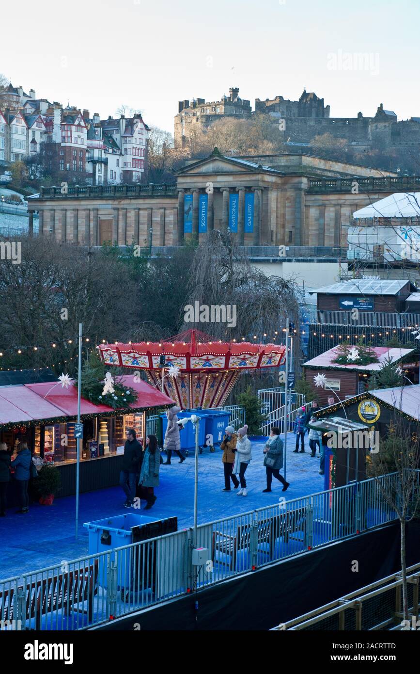 Le Château d'Édimbourg, Marché de Noël et juste. Carrousel et en premier plan sur le marché. L'Ecosse Banque D'Images