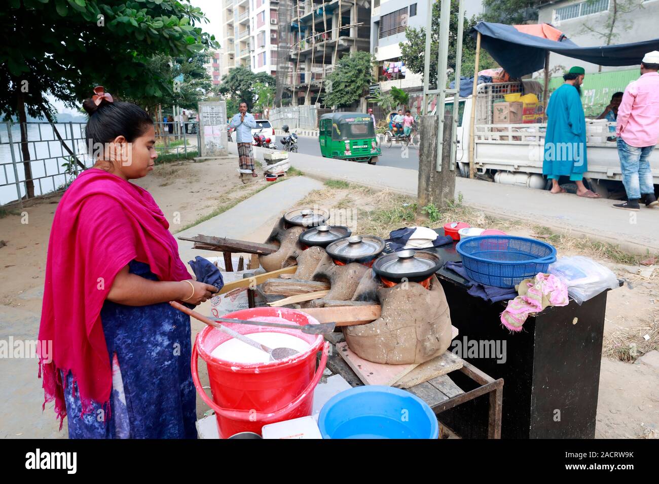 DHAKA, BANGLADESH - Décembre 02, 2019 : Un vendeur de rue, le Bangladesh fait de bouche-arrosage traditionnel Chitay Pithas (gâteau de riz) dans un éventaire routier à Badda dans Banque D'Images