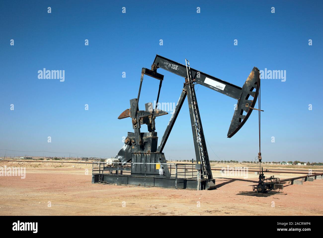 Pompe à huile. Âne acquiesce à la pompe à huile d'un puits de pétrole