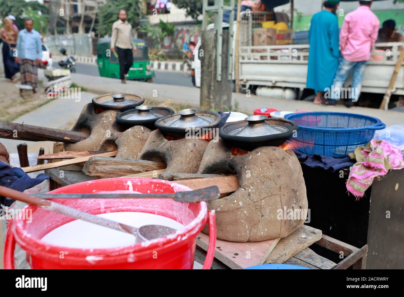 DHAKA, BANGLADESH - Décembre 02, 2019 : Un vendeur de rue, le Bangladesh fait de bouche-arrosage traditionnel Chitay Pithas (gâteau de riz) dans un éventaire routier à Badda dans Banque D'Images