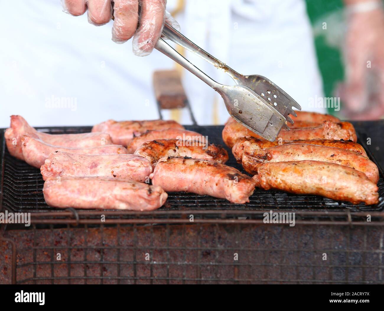 Des saucisses grillées sur un barbecue. Banque D'Images