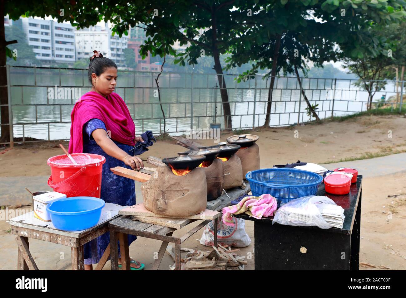 DHAKA, BANGLADESH - Décembre 02, 2019 : Un vendeur de rue, le Bangladesh fait de bouche-arrosage traditionnel Chitay Pithas (gâteau de riz) dans un éventaire routier à Badda dans Banque D'Images