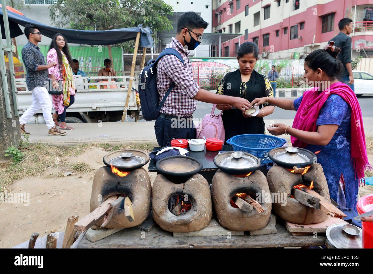 DHAKA, BANGLADESH - Décembre 02, 2019 : Un vendeur de rue, le Bangladesh fait de bouche-arrosage traditionnel Chitay Pithas (gâteau de riz) dans un éventaire routier à Badda dans Banque D'Images