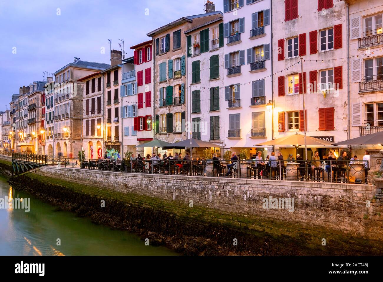 Boire et bénéficiant d'une nuit le long de la banque du Nive, Quai Galuperie, Bayonne, Pyrenees Atlantiques, Pays Basque, France, Europe Banque D'Images