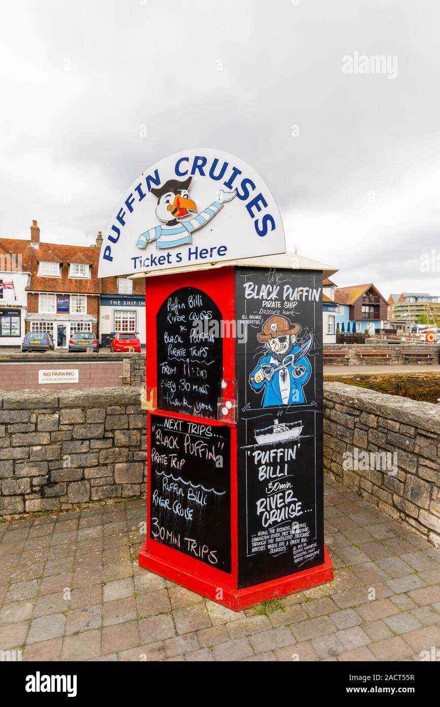 Kiosque de billets pour croisières macareux sur la côte à Lyminton, une ville portuaire station balnéaire sur la côte sud, dans le nouveau district forestier de Hampshire Banque D'Images