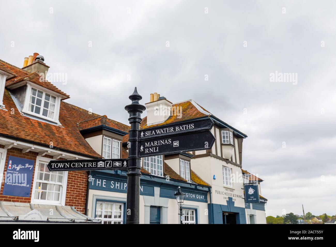 Panneau indiquant les infrastructures et sites touristiques à Lymington, nouveau district forestier de Hampshire, dans le sud de l'Angleterre, Royaume-Uni Banque D'Images