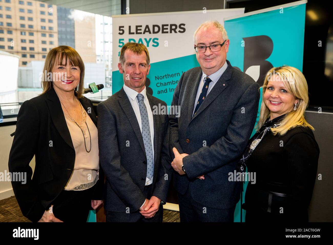 (De gauche à droite) Ann McGregor Chef de l'état-major de la Chambre, NI Ian Henry Vice-président du Sénat, NI Steve Aiken leader de l'Ulster Unionist Party (UUP), et AndreaIlroy-Rose Mc lors d'un événement organisé par Pinsent Mason à Belfast pour un événement organisé par la Chambre de Commerce de l'Irlande du Nord et de l'industrie, dans le cadre de la quatrième des cinq leaders discussions au cours d'une série de pré-élection sur les emplois, la croissance de l'entreprise et l'économie. Banque D'Images