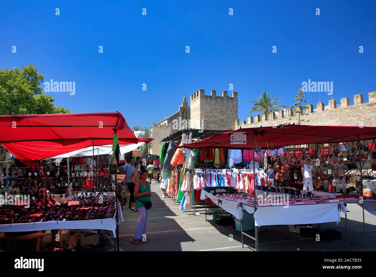 Jour de marché dans la vieille ville d'Alcudia, Playa de Muro, Majorque, Baléares, Espagne, Europe Banque D'Images