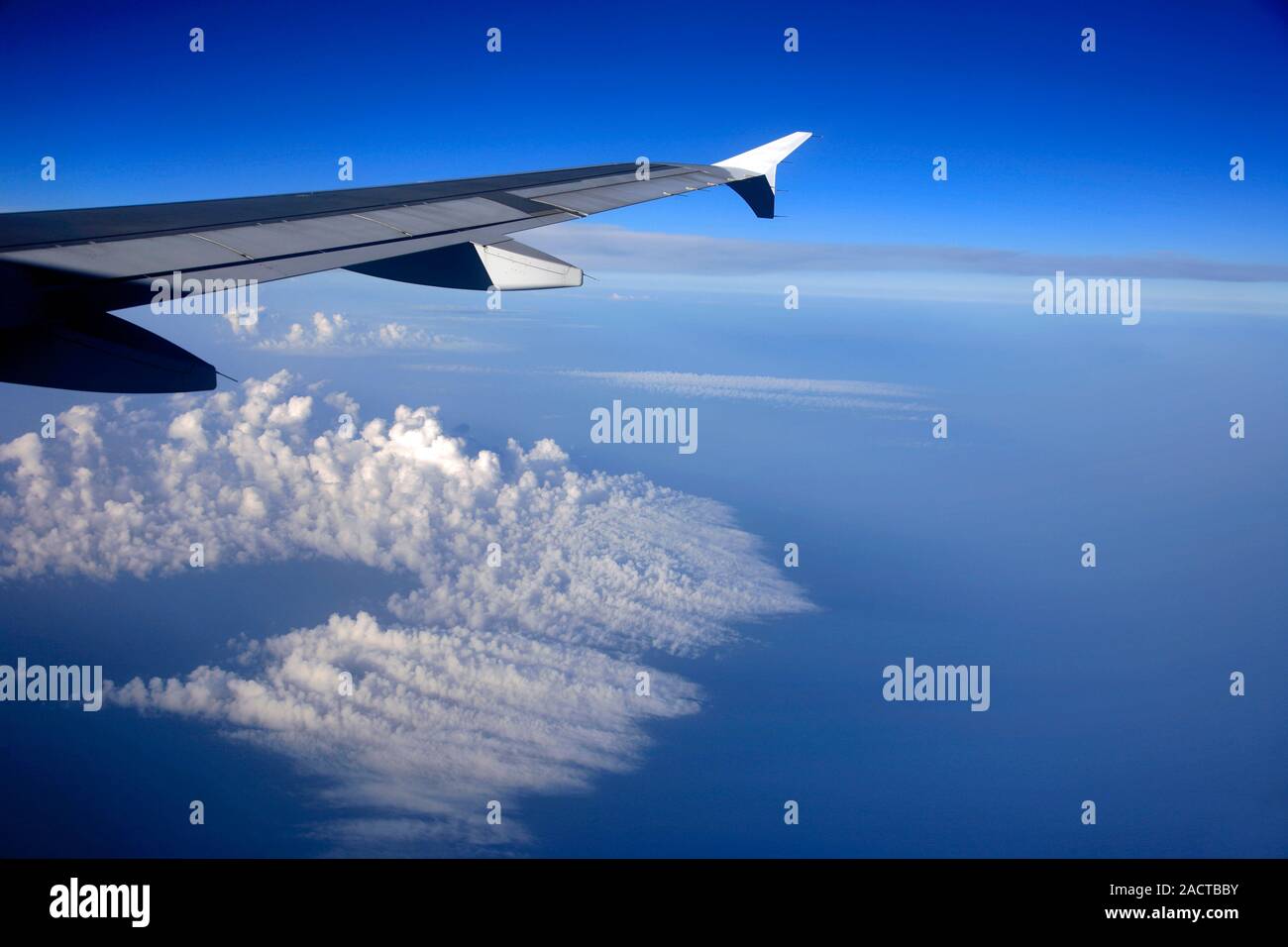 Vue depuis la fenêtre de l'avion survolant la côte anglaise, England, UK Banque D'Images