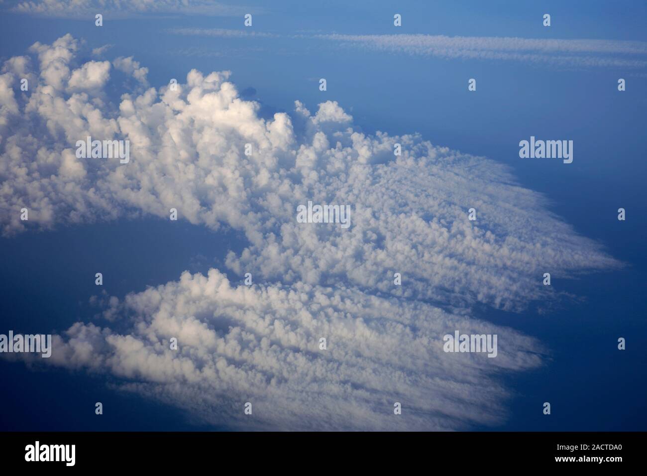 Vue depuis la fenêtre de l'avion survolant la côte anglaise, England, UK Banque D'Images